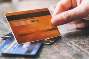 Άδειασε την τραπεζική κάρτα της μητέρας της και την κατήγγειλε για ξυλοδαρμό