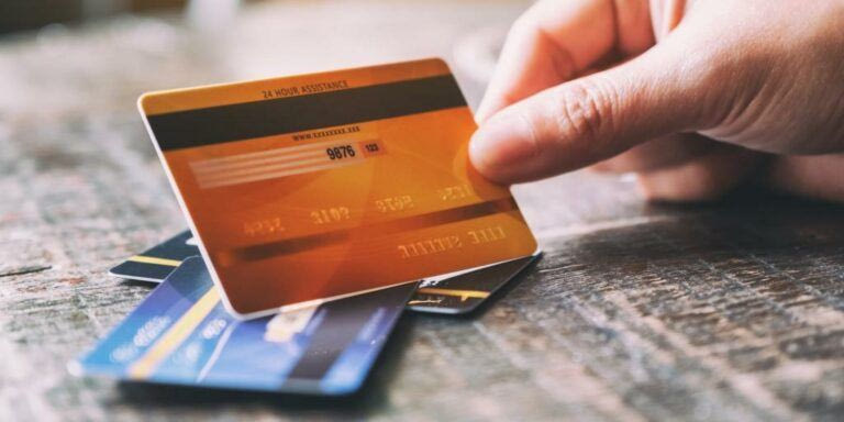Άδειασε την τραπεζική κάρτα της μητέρας της και την κατήγγειλε για ξυλοδαρμό