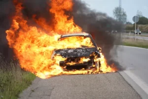 Ηράκλειο: Όχημα πήρε φωτιά εν κινήσει στην Εθνική Οδό