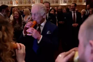 Ο βασιλιάς Κάρολος έπαιξε το «Φεγγαράκι μου λαμπρό» με φλογέρα από αληθινό καρότο – Βίντεο