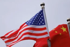 Ο Ντόναλντ Τραμπ απειλεί με 245% δασμούς την Κίνα