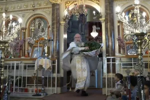 Χίος: Τελέστηκε η Πρώτη Ανάσταση στην Παναγία Ευαγγελίστρια από τον «ιπτάμενο ιερέα» – Εντυπωσιακό βίντεο