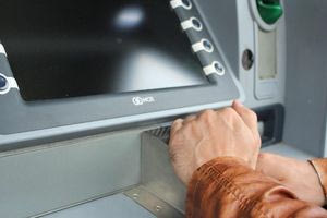 Επιδόματα: Ανατροπή με τις προπληρωμένες κάρτες μετά τις αντιδράσεις δικαιούχων