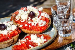 «Taste Atlas»: Οι ελληνικές σαλάτες κερδίζουν τις εντυπώσεις παγκοσμίως – Στην κορυφή ντάκος και χωριάτικη