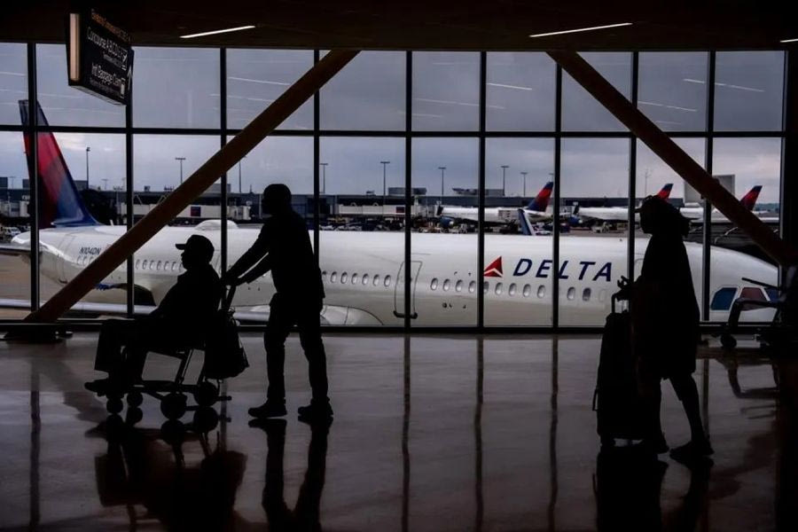 ΗΠΑ: Αεροσκάφος της Delta Air Lines πήρε φωτιά – Το εγκατέλειψαν οι 282 επιβάτες