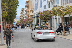 Στον πεζόδρομο με το… καμπριολέ