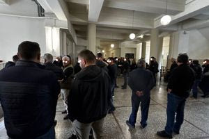 Κόσμος στα δικαστήρια για την απολογία του 29χρονου για την επίθεση σε οδηγό ΤΑΞΙ