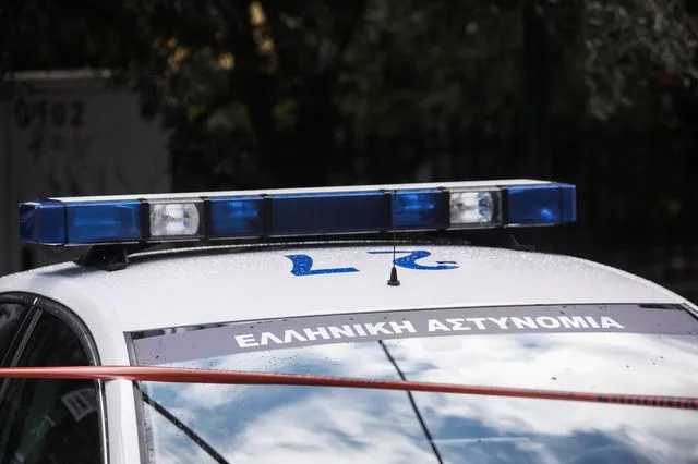 Αγκάλιαζε ηλικιωμένες για να τους κλέψει χρυσούς σταυρούς