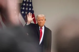 Ο Τραμπ απειλεί την Κίνα με επιπλέον δασμούς 50%, αν δεν άρει τα αντίποινα