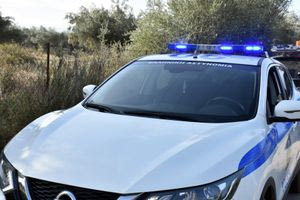 Την χτύπησε, την έγδυσε, την λήστεψε και την παράτησε στο δρόμο