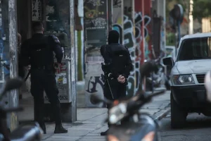 Εξάρχεια: Επιχείρηση της ΕΛΑΣ για εκκένωση κτηρίου υπό κατάληψη