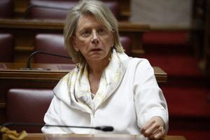 Έλενα Ακρίτα: «Τραγική η εικόνα της βίας και των παρενοχλήσεων στους χώρους εργασίας»