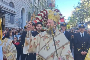 Θεσσαλονίκη: Περιφορά του Επιταφίου του Αγίου Μηνά παρουσία πλήθους και επισήμων (vid)