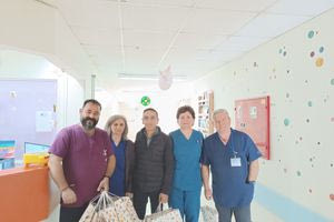 ΠΑΓΝΗ: Λαμπάδες και σοκολατένια αυγά στα παιδιά που νοσηλεύονται