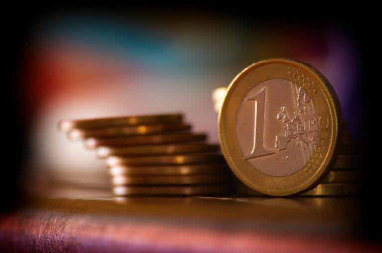 Το ευρώ καταγράφει ισχυρή άνοδο 2,50% – Οι δασμοί «πιέζουν» το δολάριο