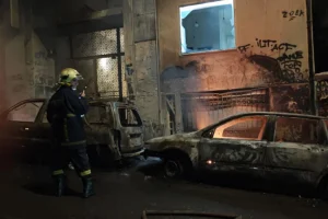 Πεδίο μάχης τα Εξάρχεια: Τεράστιες υλικές ζημιές, κάηκαν αυτοκίνητα – Φωτογραφίες