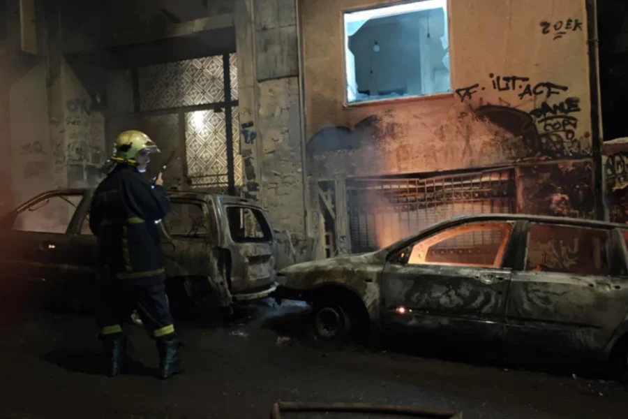 Πεδίο μάχης τα Εξάρχεια: Τεράστιες υλικές ζημιές, κάηκαν αυτοκίνητα – Φωτογραφίες