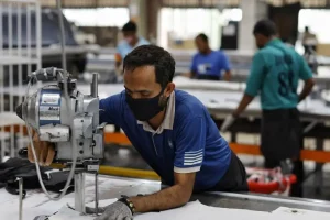 New York Times: «Χωρίς καταφύγιο» οι Αμερικανοί εισαγωγείς – Οι δασμοί Τραμπ παραλύουν τις εφοδιαστικές αλυσίδες