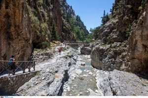 Ολοκληρώθηκε με επιτυχία η διάσωση πολυτραυματία που χτύπησε στο Φαράγγι της Σαμαριάς