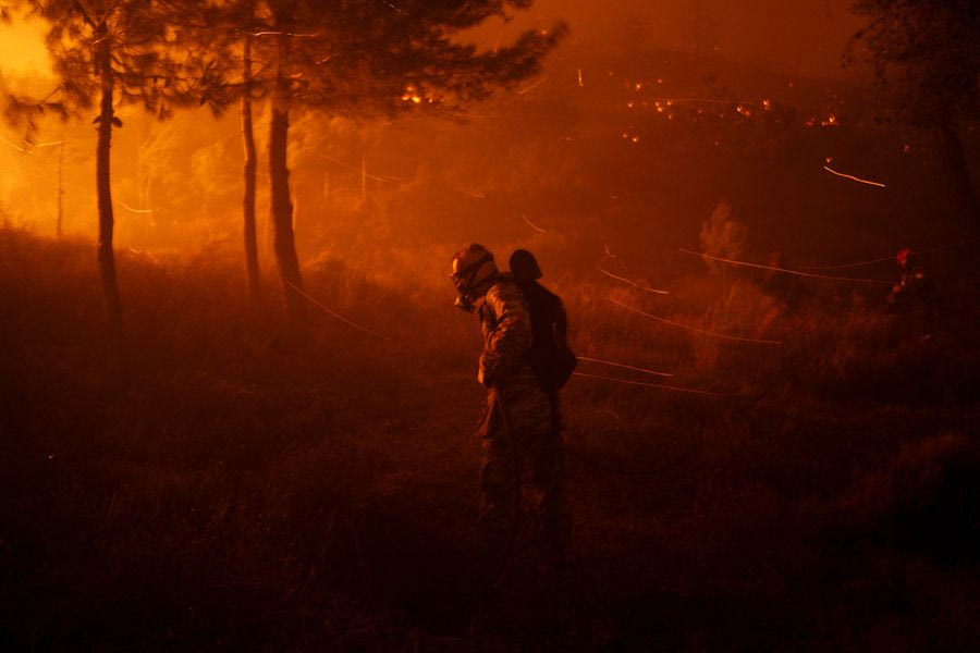 Φωτιά στην Κερατέα – Μήνυμα από το 112 για εκκένωση της Παλαιοκαμάριζας