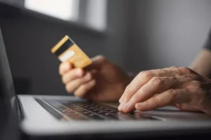 Ποιοι κερδίζουν έκπτωση φόρου κάνοντας ηλεκτρονικές συναλλαγές