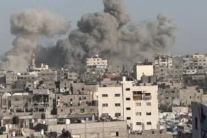 Νέα αιματοχυσία στη Γάζα – Τουλάχιστον 25 νεκροί και 100 τραυματίες σε βομβαρδισμό σχολείου