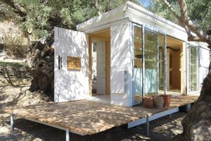 Έφερε το σπίτι της από τη Σκωτία στην Κρήτη και το «φύτεψε» ανάμεσα σε ελιές με θέα το Λιβυκό