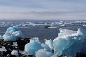 Κρυόλιθος, ο «λευκός χρυσός» της Γροιλανδίας και το ντοκιμαντέρ που άνοιξε παλιές πληγές στη Δανία