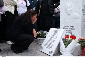 Σπαραγμός στα αποκαλυπτήρια του μνημείου της Κυριακής Γρίβα – «Να το βλέπετε οι γυναίκες και να παίρνετε δύναμη»