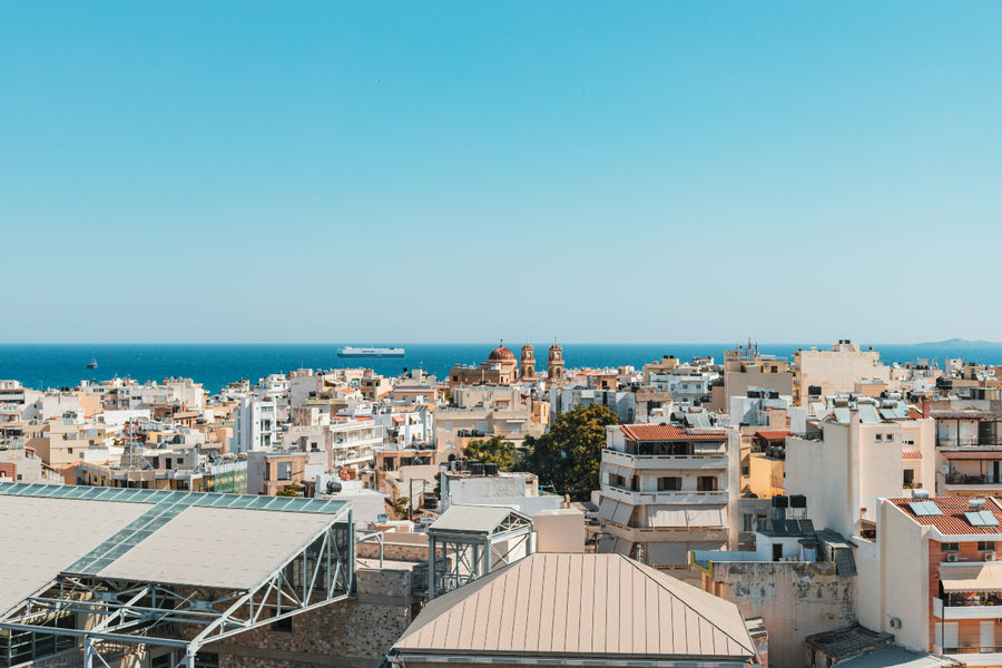 Προς κατάργηση το τέλος επιτηδεύματος στα Airbnb – Το παρασκήνιο και οι αντιδράσεις