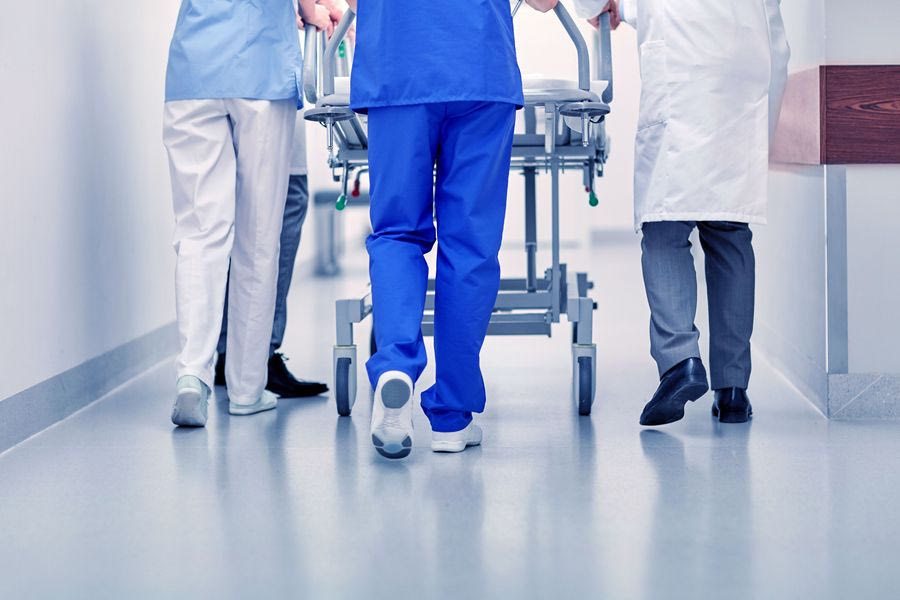 Οι αποκλειστικές καταγγέλουν τις παράνομες : “Ψαρεύουν ασθενείς με δέλεαρ καλύτερες τιμές”