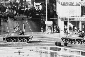 21 Απριλίου 1967: Τα τανκς στους δρόμους και οι τουρίστες λιάζονται στην πισίνα του Χίλτον