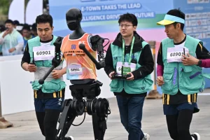 Κίνα: Ρομπότ έτρεξαν για πρώτη φορά κόντρα σε ανθρώπους σε ημιμαραθώνιο κι έχασαν