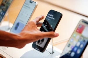 Η τιμή του iPhone μπορεί να τριπλασιαστεί και να φτάσει στα 3.500 δολάρια αν κατασκευάζεται στις ΗΠΑ