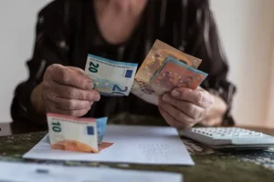 Πώς οι δασμοί Τραμπ μπορεί να παγώσουν τις αυξήσεις στις συντάξεις το Δεκέμβριο