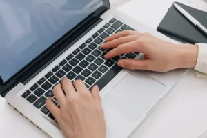 ΑΑΔΕ: Ψηφιακή και γρήγορη η διακοπή εργασιών για επαγγελματίες και επιχειρήσεις