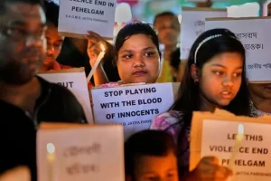 Η Ινδία υπόσχεται σθεναρή απάντηση μετά την πολύνεκρη επίθεση ενόπλων σε τουρίστες