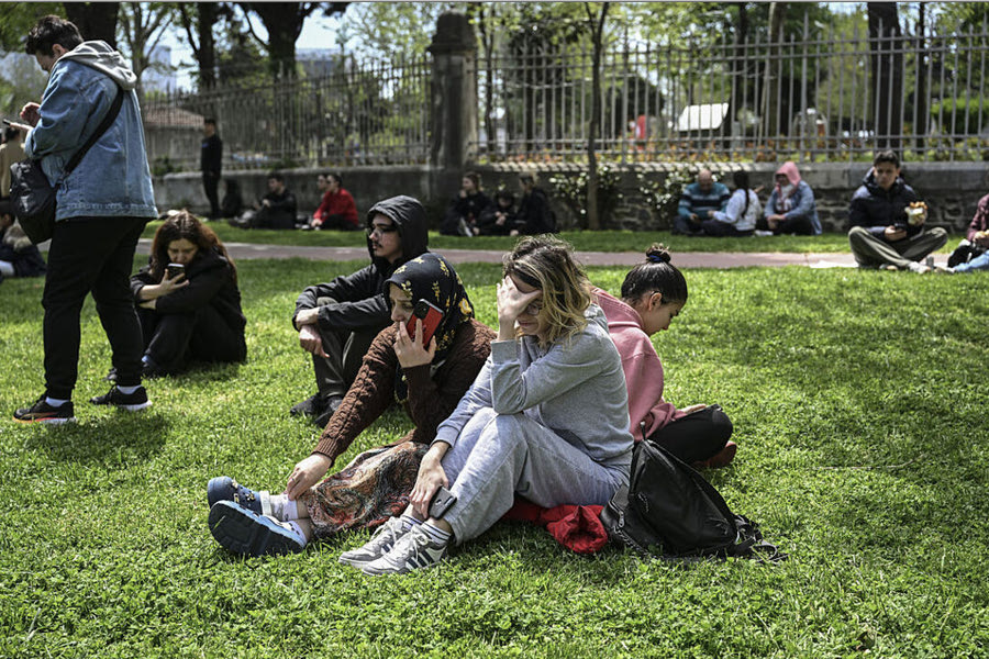 Περισσότεροι από 120 μετασεισμοί στην Κωνσταντινούπολη – Δύσκολη νύχτα σε σκηνές για δεκάδες οικογένειες