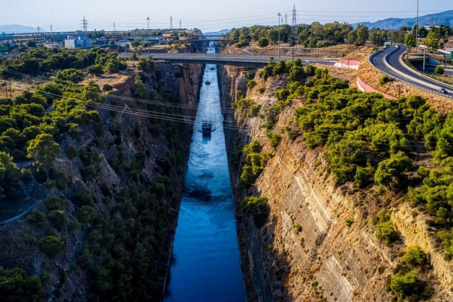 Θρίλερ στον Ισθμό της Κορίνθου: Εντοπίστηκε να επιπλέει σορός γυναίκας