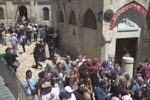 H αποκαθήλωση του Εσταυρωμένου – Πλήθος πιστών στα Ιεροσόλυμα για τη δοξολογία