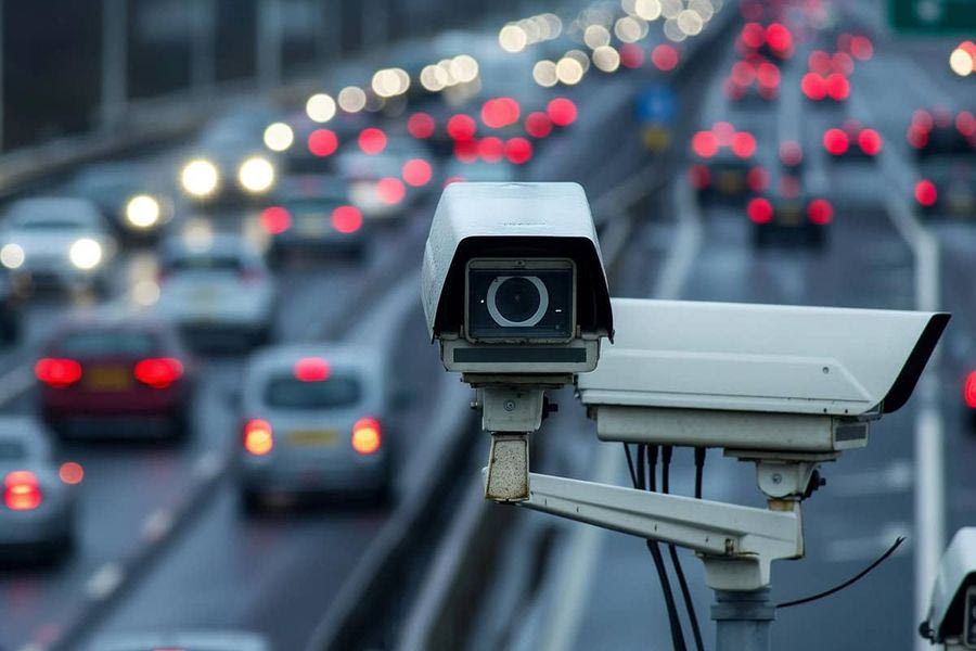 Γνωστός επιχειρηματίας πιάστηκε από τα ραντάρ της Τροχαίας να τρέχει με 291 χιλιόμετρα στη Συγγρού