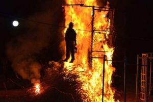 Πάσχα: χουλιγκάνοι, πιστοί και χωριογύρηδες