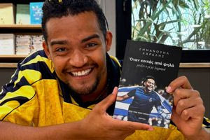 Ο Εμμανουήλ Καράλης κυκλοφόρησε το βιβλίο «Όταν κοιτάς από ψηλά»