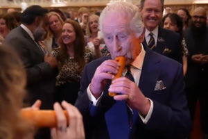 Ο βασιλιάς Κάρολος έπαιξε το «Φεγγαράκι μου λαμπρό» με φλογέρα από αληθινό καρότο (βίντεο)