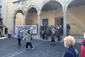 Κατάληψη Βασιλικής Αγίου Μάρκου: «Να αποχωρήσουν αμέσως» ζητάει ο Αλ. Καλοκαιρινός