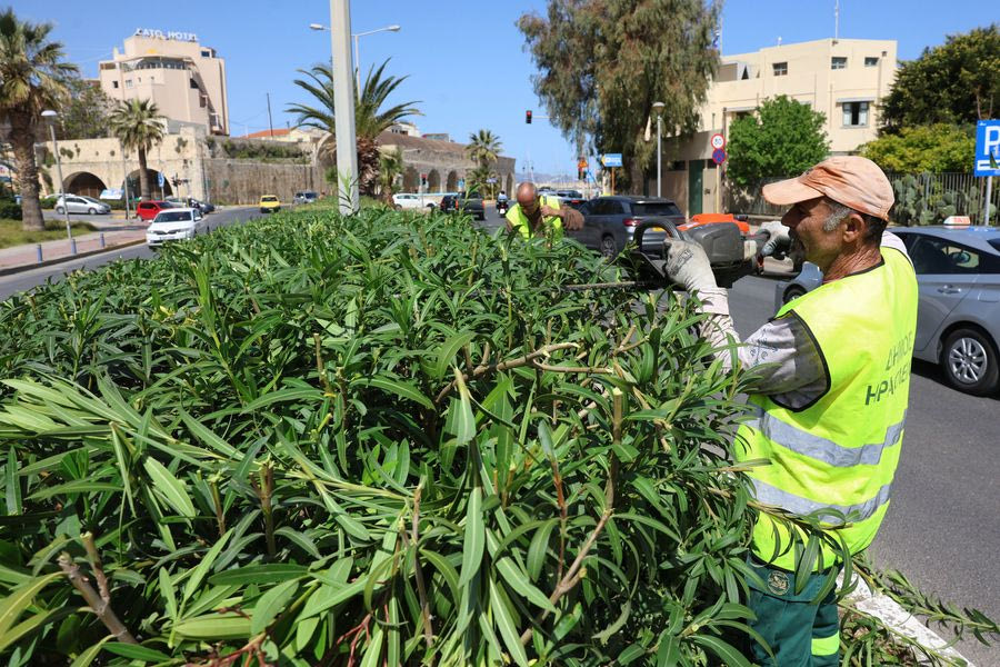 Έπιασε δουλειά ο Δήμος Ηρακλείου στη χερσαία ζώνη (φωτογραφίες)