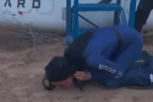 Κέιτι Πέρι: Φίλησε τη Γη μετά την επιστροφή της από το ταξίδι στο διάστημα (video)