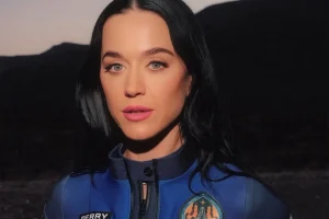 Κέιτι Πέρι: Δείχνει το εσωτερικό του πυραύλου λίγο πριν την ιστορική αποστολή στο Διάστημα