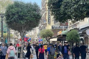 Ο καλοκαιρινός καιρός «πλημμύρισε» το κέντρο του Ηρακλείου – Φωτογραφίες