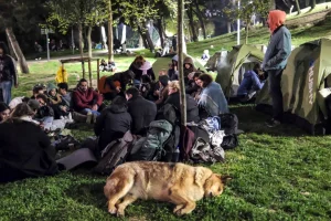 Νύχτα αγωνίας στην Κωνσταντινούπολη – Φόβοι για έναν ακόμη μεγαλύτερο σεισμό μετά τα 6,2 Ρίχτερ